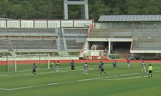 [서울=뉴시스] 지난 24일 서울 용산구 효창공원운동장에서 열린 서울시민리그에서 중랑구 축구 클럽 FC BK의 19번 선수가 강북구 축구 클럽 FC피디아 선수의 후두부를 가격하고 있다. (영상=유소년스포츠TV) *재판매 및 DB 금지