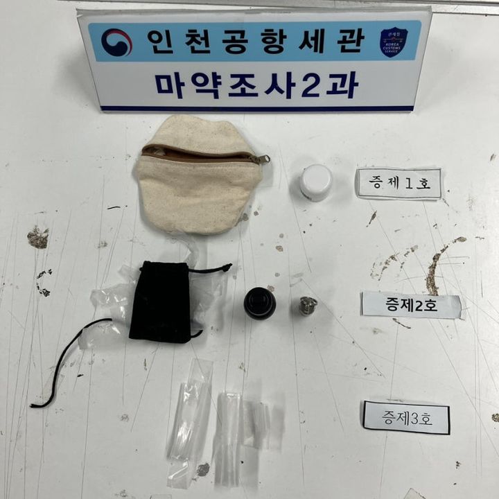 [인천공항=뉴시스] 인천공항본부세관은 특송화물을 통해 캄보디아로부터 필로폰 11.77g을 밀수입한 한국인 A씨(여·33세)와 B씨(남·33세)를 검거하고, '마약류 관리에 관한 법률' 위반(밀수입) 혐의로 구속 송치했다고 29일 밝혔다. 사진은 캄보디아에서 특송화물로 보내진 가방에서 발견된 필로폰. 2025.08.29. (사진=인천공항본부세관 제공) photo@newsis.com *재판매 및 DB 금지