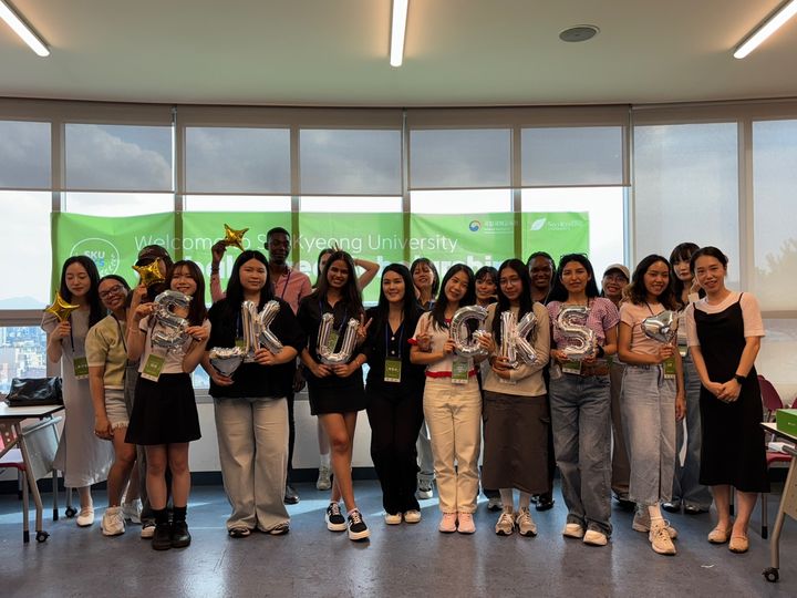 [서울=뉴시스] 서경대 '정부초청외국인 장학 프로그램(GKS)' 오리엔테이션에서 외국인 장학생들이 기념사진을 촬영하고 있다. (사진=서경대 제공) 2025.08.29. photo@newsis.com *재판매 및 DB 금지