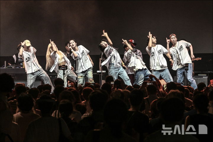 [서울=뉴시스]'2025 누구나 세종썸머페스티벌'이 28일 광화문광장에서 화려한 막을 올렸다. 28일 축제 첫날 '펑크&셔플 나이트(Funk & Shuffle Night)'에서 댄서들이 셔플 댄스를 선보이고 있다. (사진=세종문화회관 제공)