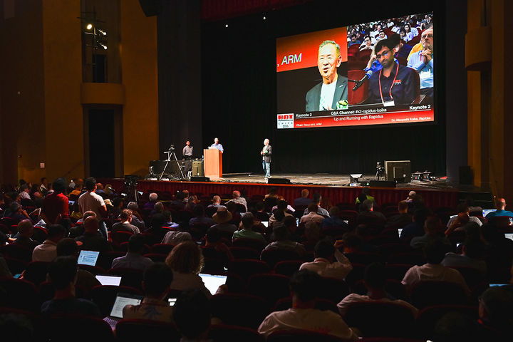 [서울=뉴시스]라피더스는 미국 실리콘 밸리에서 개최된 반도체 산업의 주요 컨퍼런스 중 하나인 'Hot Chips 2025'에 참가했다. 외신 등에 따르면 아츠요시 코이케 CEO는 26일(현지 시간) 기조연설을 통해 2나노 테스트 칩을 성공적으로 테이프아웃했으며 2027년에 대량 생산에 들어갈 예정이라고 소개했다. (사진 = 라피더스 홈페이지 제공) photo@newsis.com *재판매 및 DB 금지