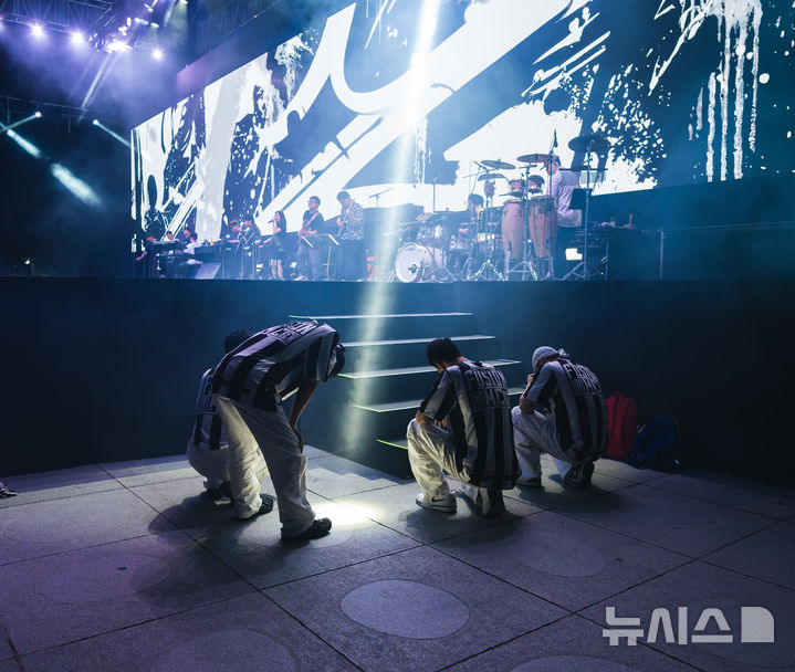 [서울=뉴시스]'2025 누구나 세종썸머페스티벌'이 28일 광화문광장에서 화려한 막을 올렸다. 28일 축제 첫날 '펑크&셔플 나이트(Funk & Shuffle Night)'에서 비보이크루 퓨전엠씨가 공연하는 장면. (사진=세종문화회관 제공) 