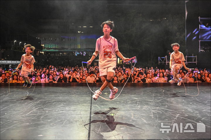 [서울=뉴시스]'2025 누구나 세종썸머페스티벌'이 28일 광화문광장에서 화려한 막을 올렸다. 28일 축제 첫날 '펑크&셔플 나이트(Funk & Shuffle Night)'에서 어린이들이 셔플 댄스를 선보이고 있다. (사진=세종문화회관 제공)