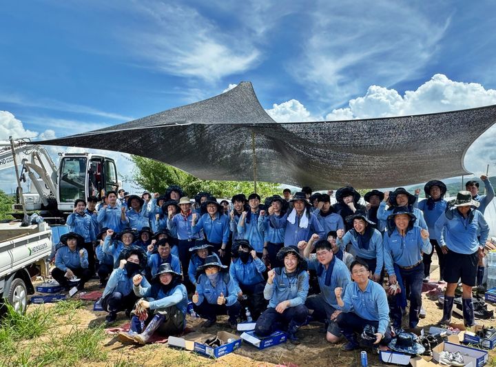 [서울=뉴시스] HD현대오일뱅크 임직원이 수해 복구에 참여한 모습. (사진=HD현대오일뱅크 제공) 2025.8.29. photo@newsis.com *재판매 및 DB 금지