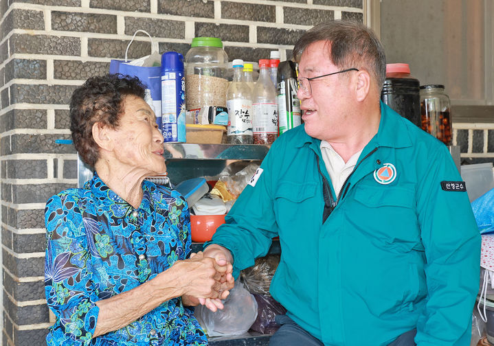 [산청=뉴시스] 이승화 경남 산청군수가 극한호우 피해 국가유공자 가정을 찾았다. (사진=산청군 제공) 2025.08.29. photo@newsis.com&nbsp; *재판매 및 DB 금지