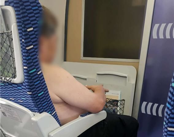 [서울=뉴시스] KTX에서 한 남성이 상의를 탈의한 채 앉아있다. (사진=보배드림) *재판매 및 DB 금지