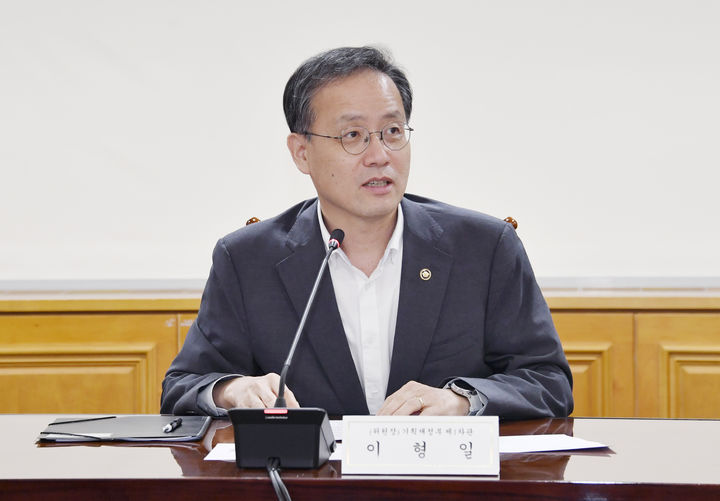 [세종=뉴시스] 이형일 기획재정부 1차관이 29일 오전 서울 중구 은행회관에서 열린 '제6차 보세판매장 제도운영위원회'를 주재, 모두발언을 하고 있다. (사진=기재부 제공) 2025.08.29. photo@newsis.com *재판매 및 DB 금지