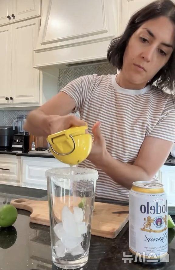 [뉴시스] 푸드 인플루언서가 맥주에 얼음을 넣어 마시는 영상을 공개했다.(사진=뉴욕포스트) 2025.08.28. 