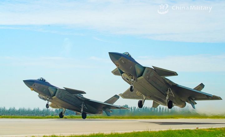 [서울=뉴시스] 2024년 2월 비행을 위해 이륙하는 스텔스 전투기 J-20.(출처: 글로벌 타임스) 2025.08.29. *재판매 및 DB 금지