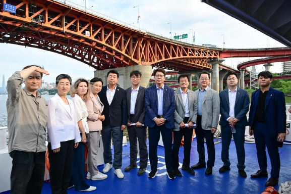 [서울=뉴시스] 한강버스 점검한 민주당 의원들. 2025.08.29. (사진=서울시의회 제공) *재판매 및 DB 금지