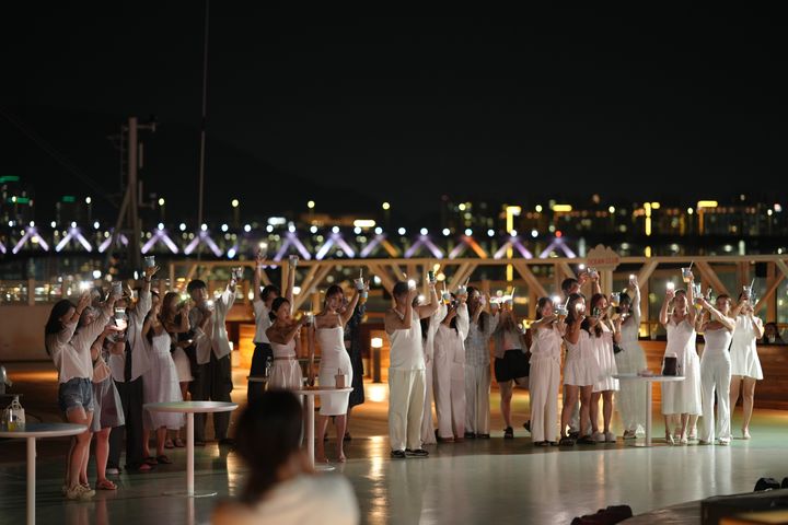 [부산=뉴시스] 23일 팬스타그룹 미라클호에서 오션클럽 크루즈 풀파티가 진행되고 있다. (사진=팬스타그룹 제공) 2025.08.23. photo@newsis.com *재판매 및 DB 금지