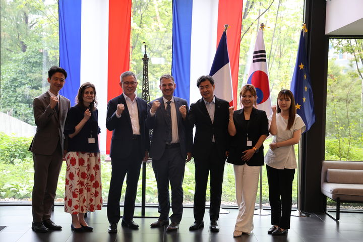 [여수=뉴시스] 여수섬박람회조직위원회가 프랑스 대사관을 찾아가 해외 국가 유치 활동을 하고 있다. photo@newsis.com *재판매 및 DB 금지