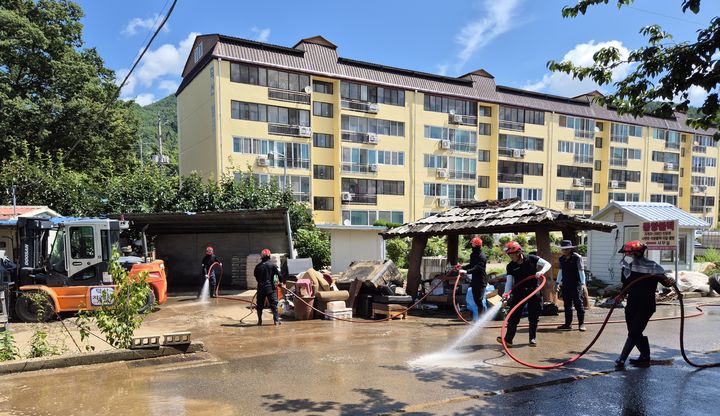 [산청=뉴시스] 서부지방산림청 소속 산불재난특수진화대가 지난 7월 산청군에 발생한 수해피해 복구작업을 지원하고 있는 모습.(사진=산림청 제공) *재판매 및 DB 금지