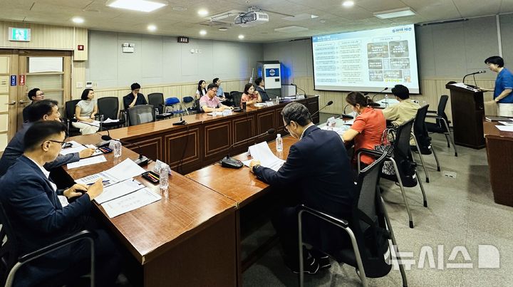 [제주=뉴시스] 지난 28일 제주도청 별관 자연마루에서 박람회 관계기관과 참여업체 등이 참석한 가운데 '제7회 농촌융복합산업 제주국제박람회' 성과평가 보고회가 진행되고 있다. (사진=제주도 제공) 2025.08.29. photo@newsis.com *재판매 및 DB 금지