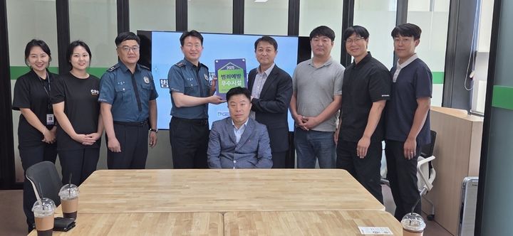 [광주=뉴시스] 광주 남부경찰서로부터 '범죄예방 우수시설 인증'을 받은 남구 반다비체육센터. (사진=반다비체육센터 제공) 2025.08.29. photo@newsis.com *재판매 및 DB 금지