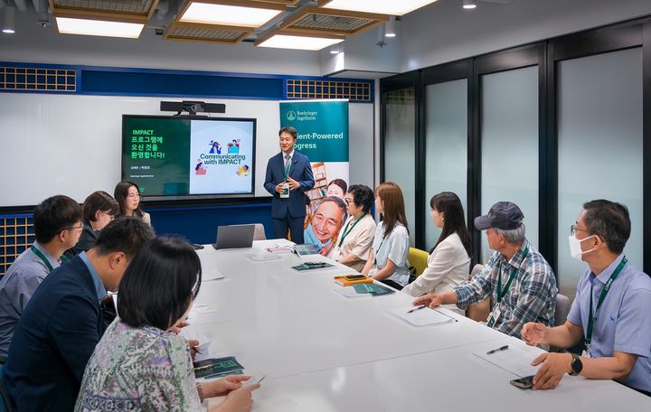[서울=뉴시스] 한국베링거인겔하임이 진행한 IMPACT 워크샵에서 환자 및 환자단체 관계자들이 커뮤니케이션 교육 프로그램에 참여하고 있다. (사진=한국베링거인겔하임 제공) 2025.08.30. photo@newsis.com *재판매 및 DB 금지
