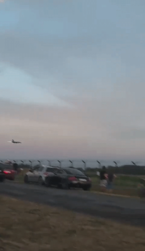 [뉴시스]폴란드에서 국제 에어쇼 리허설 도중 공군 소속 F-16 전투기가 추락해 불길에 휩싸였다.(사진=엑스) 2025.08.28 *재판매 및 DB 금지