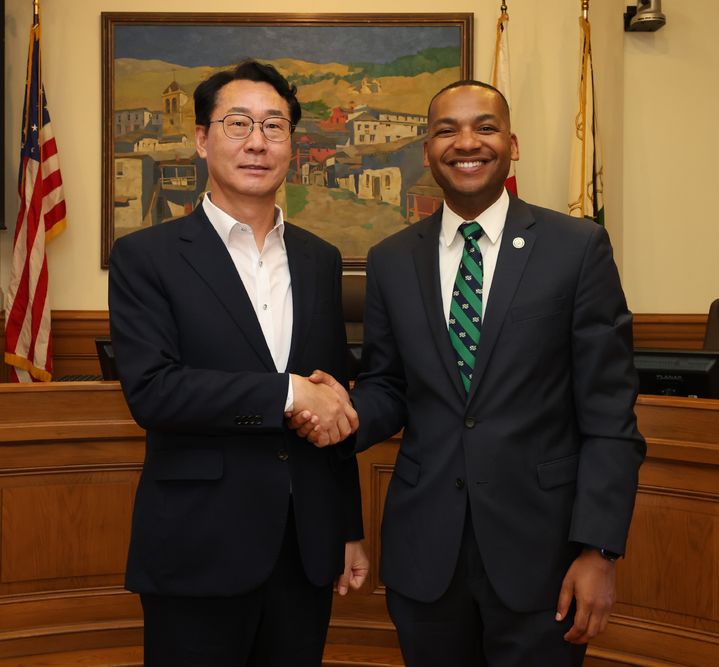 [미국 몬터레이=뉴시스]이준구 기자=앞으로 다양한 방면에서의 교류협력을 약속하고 악수하는 정명근 시장과 윌리엄슨 시장.2025.08.28.caleb@newsis.com*재판매 및 DB 금지 *재판매 및 DB 금지