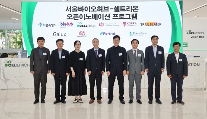 [서울=뉴시스] 셀트리온이 29일 인천 송도 셀트리온 글로벌생명공학연구센터에서 개최한 ‘2025 서울바이오허브-오픈 이노베이션 프로그램’ 3기 오리엔테이션(OT)에서 행사 참석자들이 기념 촬영을 하고 있다. 왼쪽부터 셀트리온 이수영 신약연구본부장, 셀트리온 권기성 연구개발부문장, 갤럭스 석차옥 대표, 머스트바이오 김맹섭 대표, 포트래이 이대승 대표, 테라자인 홍선우 부사장, 서울시 정한섭 첨단산업과장, 서울바이오허브 김현우 센터장 (사진=셀트리온 제공) 2025.08.29. photo@newsis.com *재판매 및 DB 금지