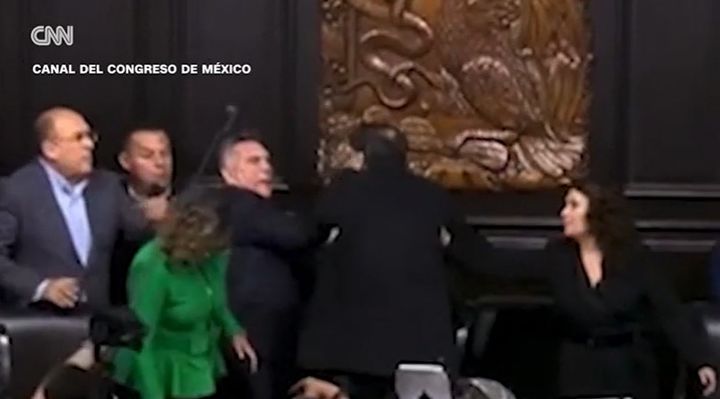 [서울=뉴시스] 27일 멕시코 상원에서 여야 의원들이 미군의 군사개입에 대한 토론과정에서 발언권을 둘러싸고 실랑이를 벌이다 난투극이 벌어졌다. (출처: CNN 화면 캡처) 2025.08.29. *재판매 및 DB 금지