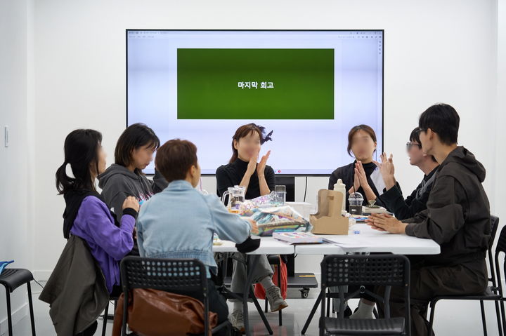 [서울=뉴시스] 문화살롱에서 이야기를 나누는 모습. 2025.08.29. (사진=노원구 제공) *재판매 및 DB 금지