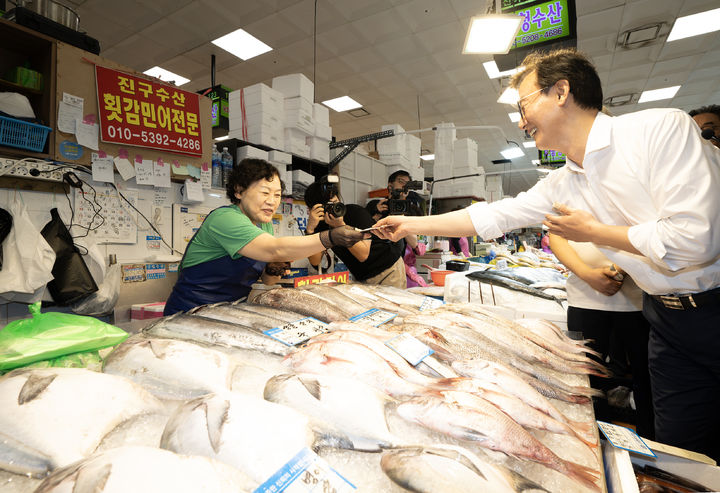 전재수 해수부 장관, 수산시장서 물가 점검…"수산업 혁신 촉진할 것"