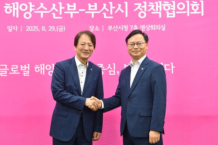 [부산=뉴시스] 29일 오전 부산시청에서 김성범 해양수산부 차관(오른쪽)과 성희엽 부산시 미래혁신부시장이 해수부의 연내 부산 이전 협력 방안을 논의하기 위해 열린 '제2회 정책협의회'에 참석했다. (사진=부산시 제공) 2025.08.29. photo@newsis.com *재판매 및 DB 금지