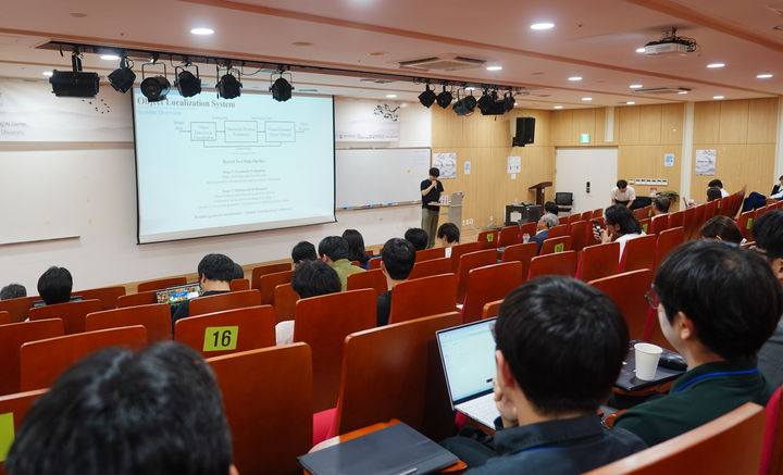 [서울=뉴시스] 'MARC 2025'에서 우수상을 수상한 세종대 UNCS팀이 발표를 하고 있다. (사진=세종대 제공) 2025.08.29. photo@newsis.com *재판매 및 DB 금지