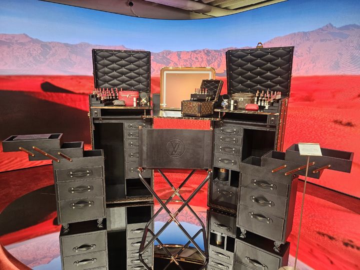 [서울=뉴시스] 이현주 기자=루이비통 도산 스토어 2층에 선보인 메이크업 트렁크 모습. 2025.08.29. juicy@newsis.com *재판매 및 DB 금지