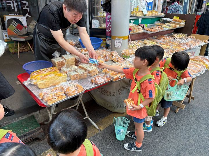 [서울=뉴시스] 우림시장에서 열린 전통시장 체험행사에 참석한 어린이들의 모습. 2025.08.29. (사진=중랑구 제공) *재판매 및 DB 금지