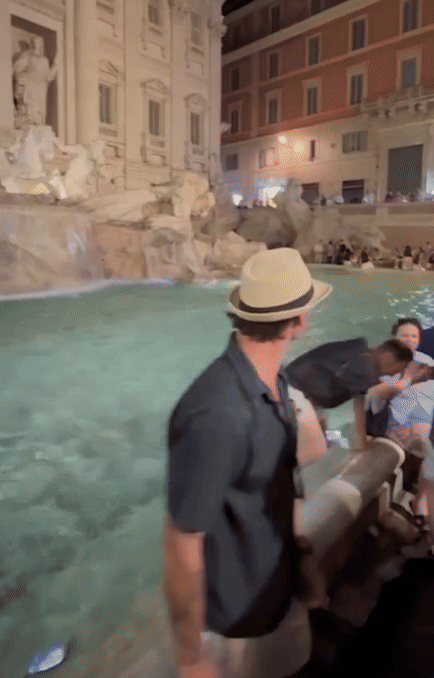 [뉴시스]트레비 분수에 뛰어든 관광객이 현지 경찰에 의해 끌려나갔다. (사진=데일리메일) 2025.8.28 *재판매 및 DB 금지