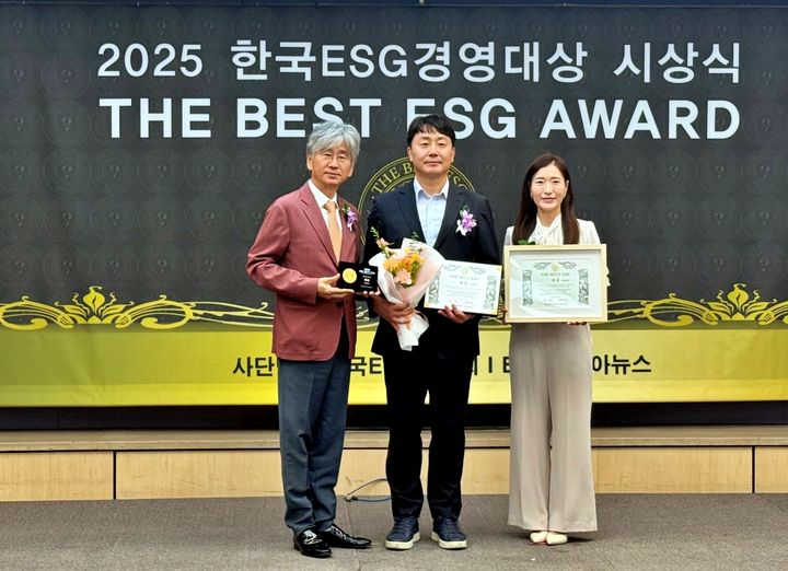 [대전=뉴시스] '한국ESG경영대상 2025 The Best ESG Award' 시상식에 참석한 김기광(가운데) 대외협력본부장 등 충남대 관계자들. (사진=충남대 제공) 2025.08.29. photo@newsis.com *재판매 및 DB 금지
