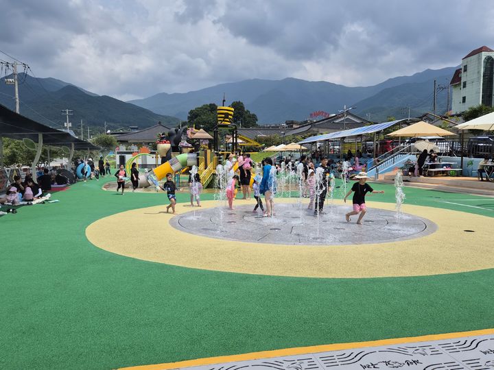 [구례=뉴시스] 구례 산동 나들이 워터파크에서 아이들이 물놀이 하고 있다. (사진=구례군 제공) 2025.08.29. photo@newsis.com *재판매 및 DB 금지