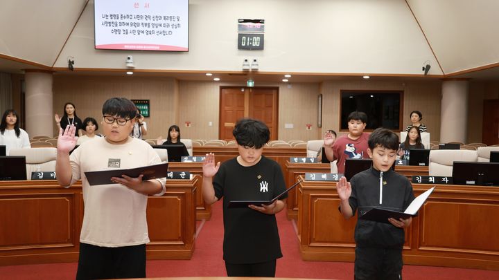 [통영=뉴시스] 경남 통영시의회는 지난 28일 관내 학생들을 대상으로 지방의회 체험 활동인 통영시의회 어린이·청소년의회교실(어린이·청소년의회)을 운영했다고 29일 밝혔다. (사진=통영시의회 제공) 2025.08.29. photo@newsis.com *재판매 및 DB 금지