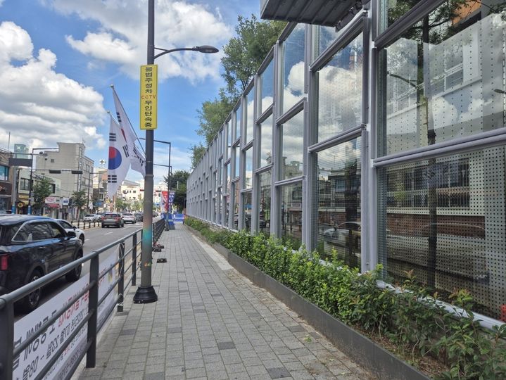 [서울=뉴시스]무학중 방음벽 교체한 모습.