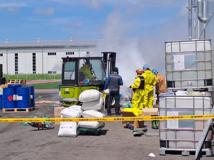 [군산=뉴시스] 29일 오전 10시7분께 전북 군산시 오식도동 새만금산업단지 내 이차전지 전해질 생산 공장에서 제품 공정에서 발생된 폐기물이 누출돼 소방당국이 방제작업에 나서고 있다. (사진=전북도소방본부 제공) 2025.08.29. photo@newsis.com *재판매 및 DB 금지