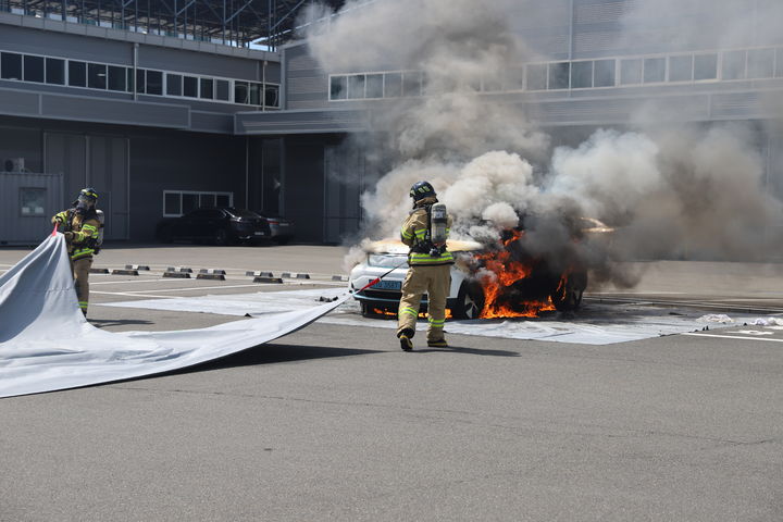 [대구=뉴시스] 대구 달성소방서는 전기차량 화재에 대한 대응능력을 강화하기 위해 실전 훈련을 시행했다. (사진=대구 달성소방서 제공) 2025.08.29. photo@newsis.com *재판매 및 DB 금지