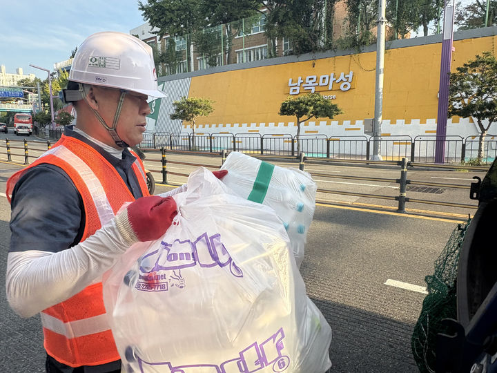 [울산=뉴시스] 김종훈 울산 동구청장은 29일 오전 환경 공무직들과 함께 재활용품 수거 현장체험을 진행했다. (사진=울산 동구 제공) 2025.08.29. photo@newsis.com&nbsp; *재판매 및 DB 금지