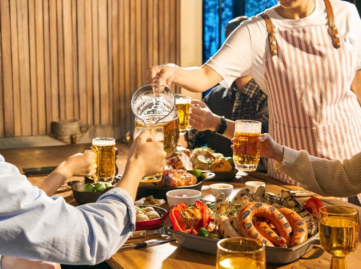 [서울=뉴시스] 인스파이어 내 뷔페 레스토랑 '셰프스 키친'은 옥토버페스트를 테마로 한 다양한 독일식 메뉴를 선보인다.(사진=인스파이어 제공) *재판매 및 DB 금지