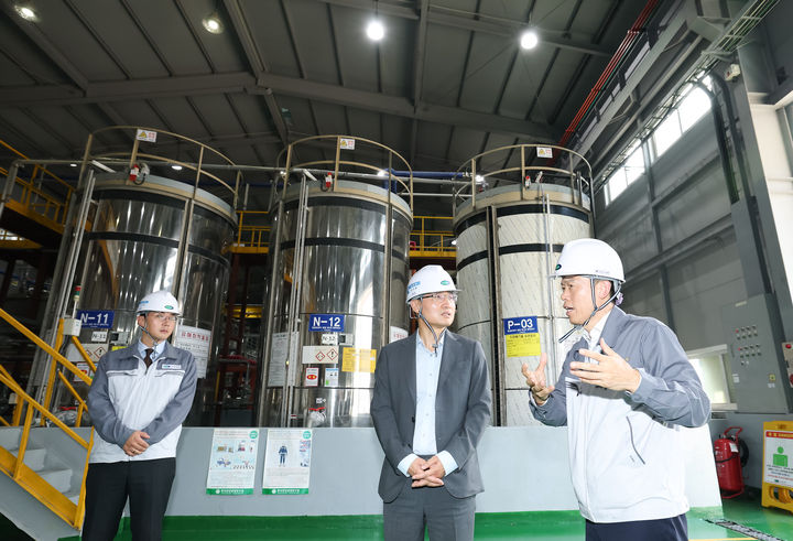 임광현(가운데) 국세청장이 29일 경기 시화국가산업단지 소재 광진화학 생산공장을 방문해 중소기업의 애로사항을 청취하고 있다.(사진 : 국세청 제공) 2025.8.29. *재판매 및 DB 금지