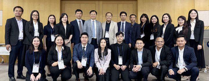 [대전=뉴시스] 조달청은 지난 17일부터 2주간 캄보디아 재경부 공무원을 대상으로 공공조달 역량강화 연수사업을 진행했다. 캄보디아 연수단과 조달청 관계자가 단체사진을 찍고 있다.(사진=조달청 제공) *재판매 및 DB 금지