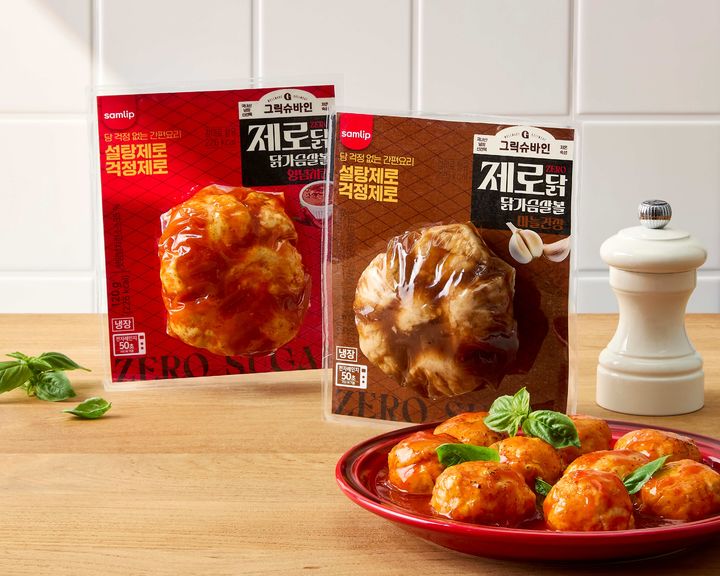 [서울=뉴시스] '그릭슈바인 제로 닭가슴살볼' 2종 모습.(사진=SPC삼립 제공) *재판매 및 DB 금지
