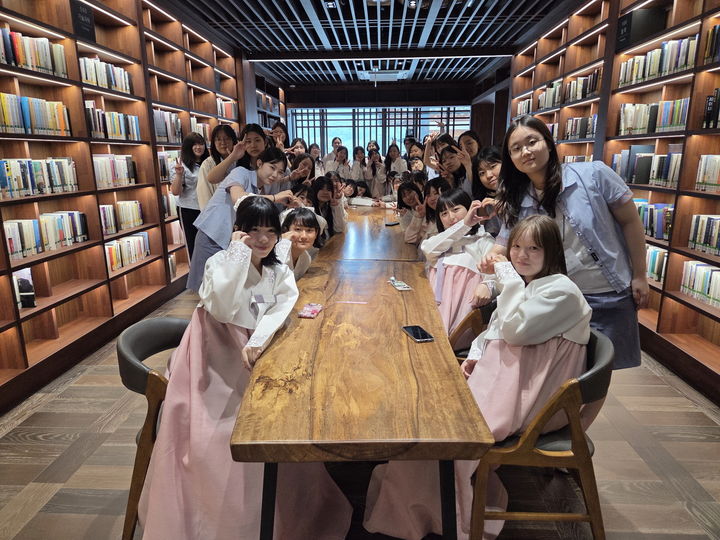 [논산=뉴시스]논산 쌘뽈여자고등학교와 자매결연을 맺은 일본 야츠시로시라유리(八代白百合)학원고등학교 학생들이 한유진 '헤리티지 TALK TALK' 인성 교육프로그램에 참여했다. 2025. 08. 29 photo@newsis.com *재판매 및 DB 금지