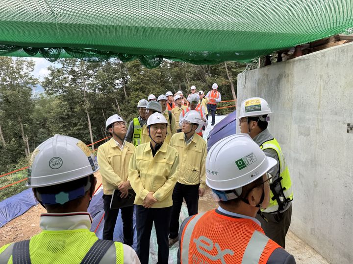 [서울=뉴시스] 김윤덕 국토교통부장관은 29일 오전 세종포천 고속도로 오송지선 건설공사 현장(세종 전동면)의 안전관리 실태를 점검하고 있다. 2025.08.29. (사진=국토교통부 제공) photo@newsis.com *재판매 및 DB 금지