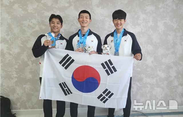 [서울=뉴시스]아시아사격선수권대회 50m 소총복사 남자 일반부 단체전에서 금메달을 차지한 (왼쪽부터) 김정현(국군체육부대), 김나관(국군체육부대), 정승우(한국체대). (사진=대한사격연맹 제공)
