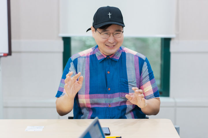 [서울=뉴시스]정신장애특화 동료지원가 정현진(44)씨가 지난 28일 서울 영등포구 여의도동 이룸센터에서 뉴시스와 인터뷰 중인 모습. (사진=한국장애인개발원 제공.) 2025. 8. 30. *재판매 및 DB 금지