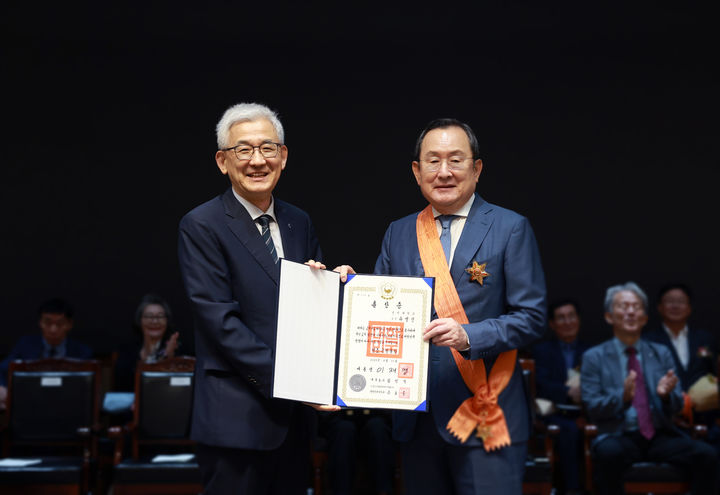 [서울=뉴시스] 유병진 전 명지대 총장(오른쪽)이 청조근정훈장을 전수받고 있다. (사진=명지대 제공) 2025.08.29. photo@newsis.com *재판매 및 DB 금지
