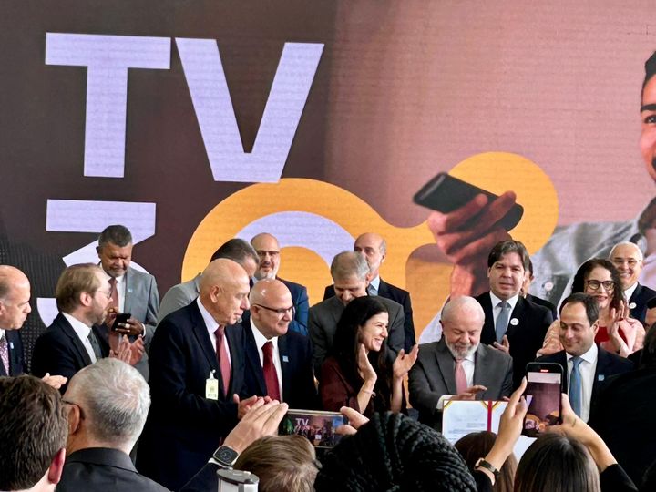 [대전=뉴시스] 브라질이 차세대 TV 시스템에 ATSC 3.0 기술을 공식 도입키로 했다. 지난 27일(현지시간) 시행된 서명식에 브라질 대통령이 서명후 포즈를 취하고 있다.(사진=ATSC 제공) *재판매 및 DB 금지