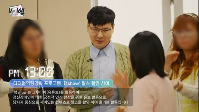 [서울=뉴시스] 정현진씨가 동료지원 활동 중인 모습. (사진=한국장애인 개발원 유튜브 영상 캡처, 본인 제공) *재판매 및 DB 금지