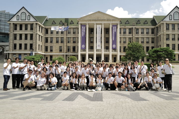 [서울=뉴시스] 'ISDW 2025' 참가 학생들이 단체 사진을 촬영하고 있다. (사진=한양대 제공) 2025.08.29. photo@newsis.com *재판매 및 DB 금지